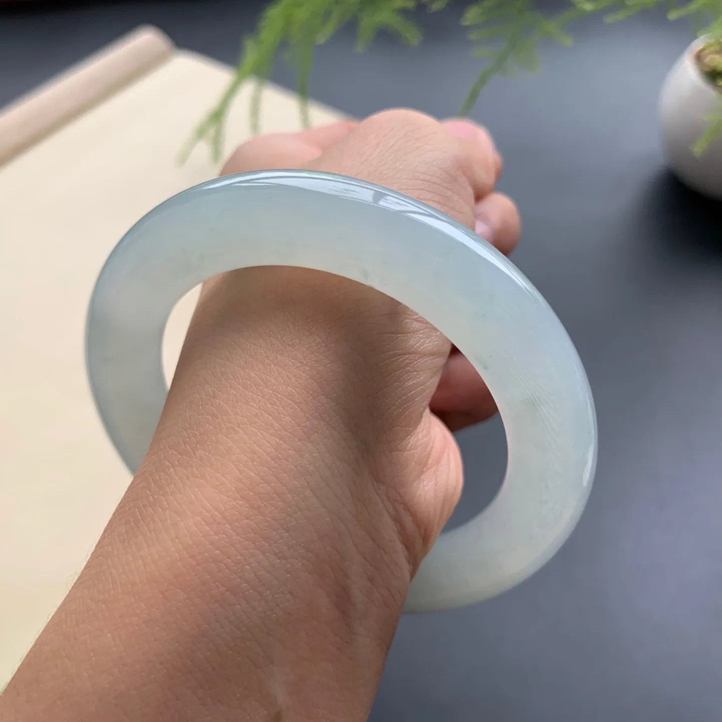 56.5圈口冰种圆条手镯 尺寸：56.5-12-11.8，无纹裂，水润饱满，胶感十足