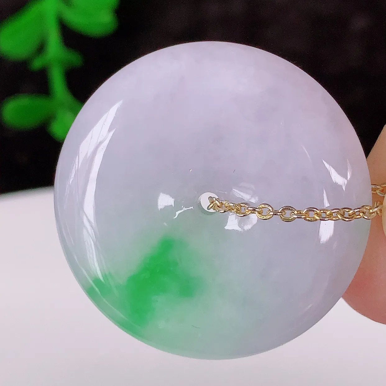 自然光实拍，冰润飘阳绿翡翠平安扣吊坠，形体饱满圆润，平安扣肥嘟嘟的，平平安安，种水很好，莹润通透，配戴精美！#57.2