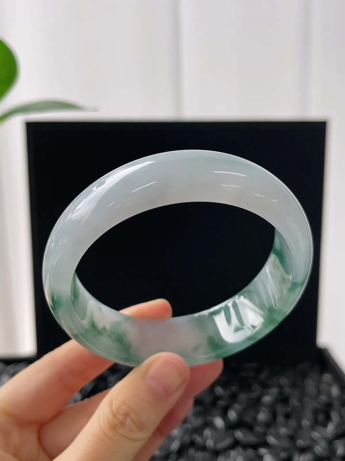 正圈60.8圈口，翡翠冰种飘绿手镯