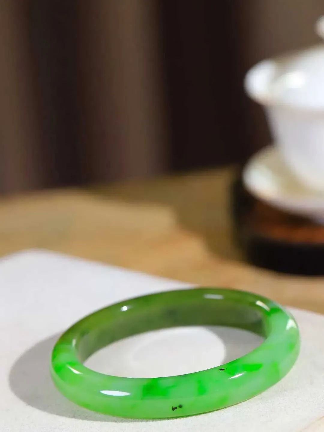 【碧色荡漾·手镯】

精品️和田玉碧玉手镯，玉质细腻温润，手感舒适，️线条流畅，简约大气，美自天成，佩戴于腕间，婉约之美，举手投足间透出那份低调奢华，醉人心扉。重62克 内径圈口61mm尺寸12-9mm FDL-77110332