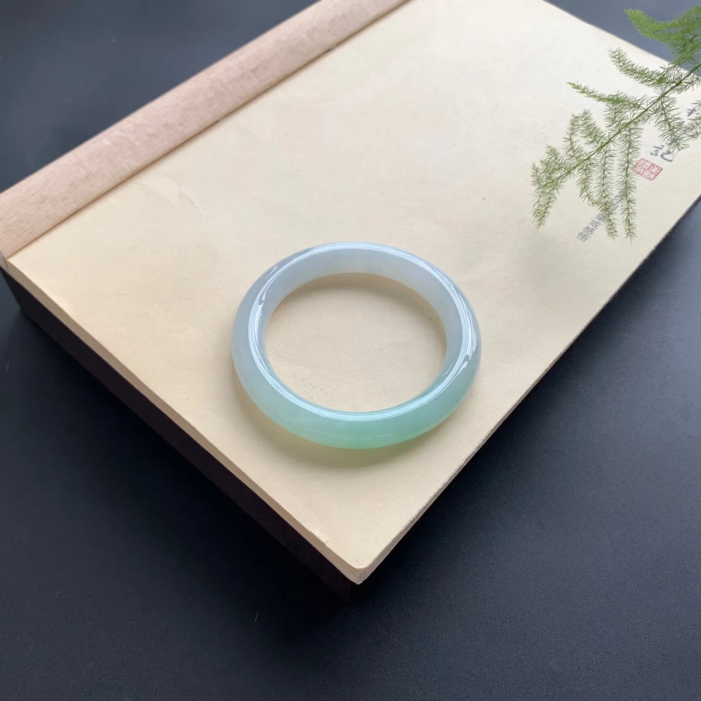 55.3圈口飘绿圆条手镯 尺寸：55.3-10-10.3，无纹裂，色泽靓丽，条形饱满