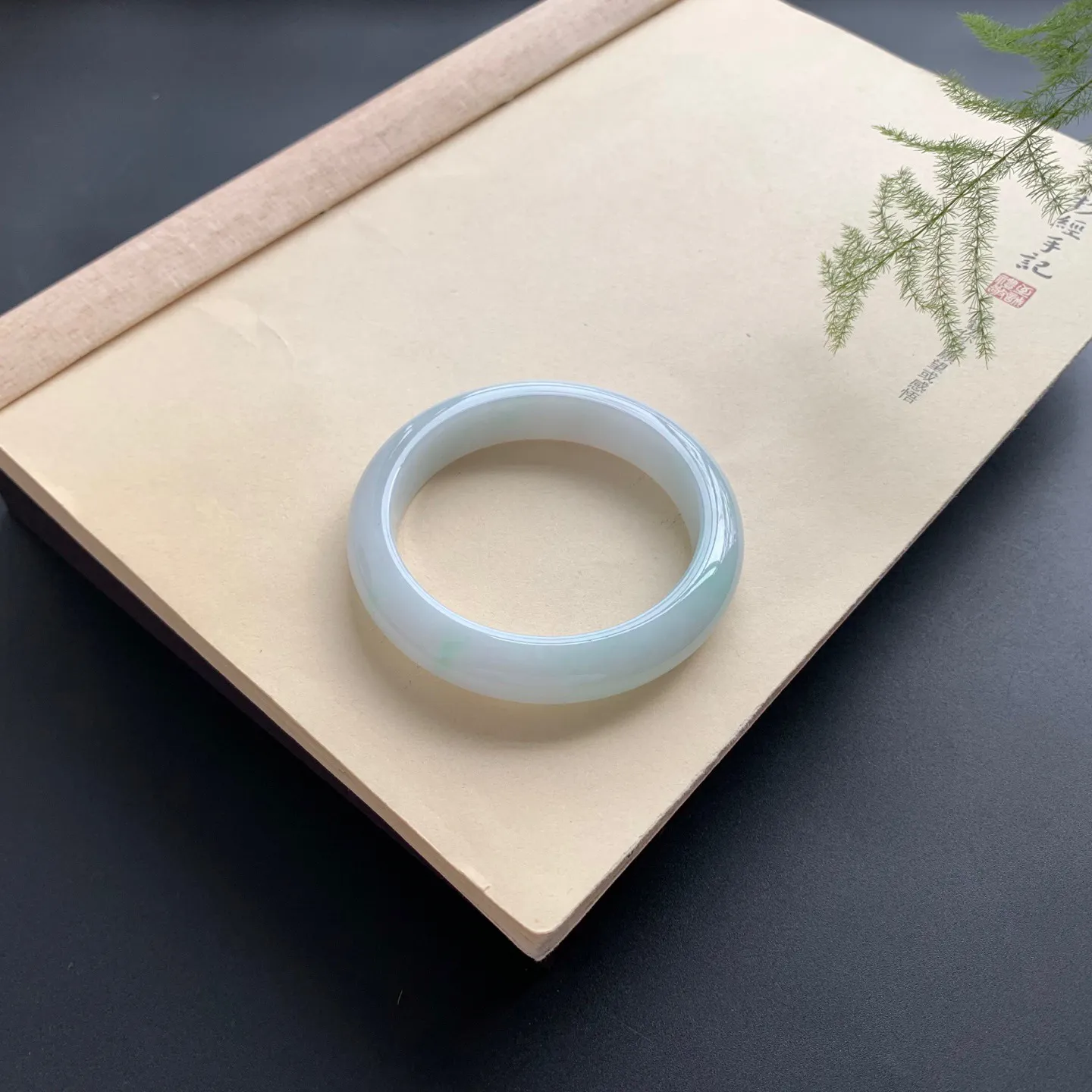 56.8圈口细糯正圈手镯 尺寸：56.8-12.8-9，无纹裂，细腻釉洁，清爽干净