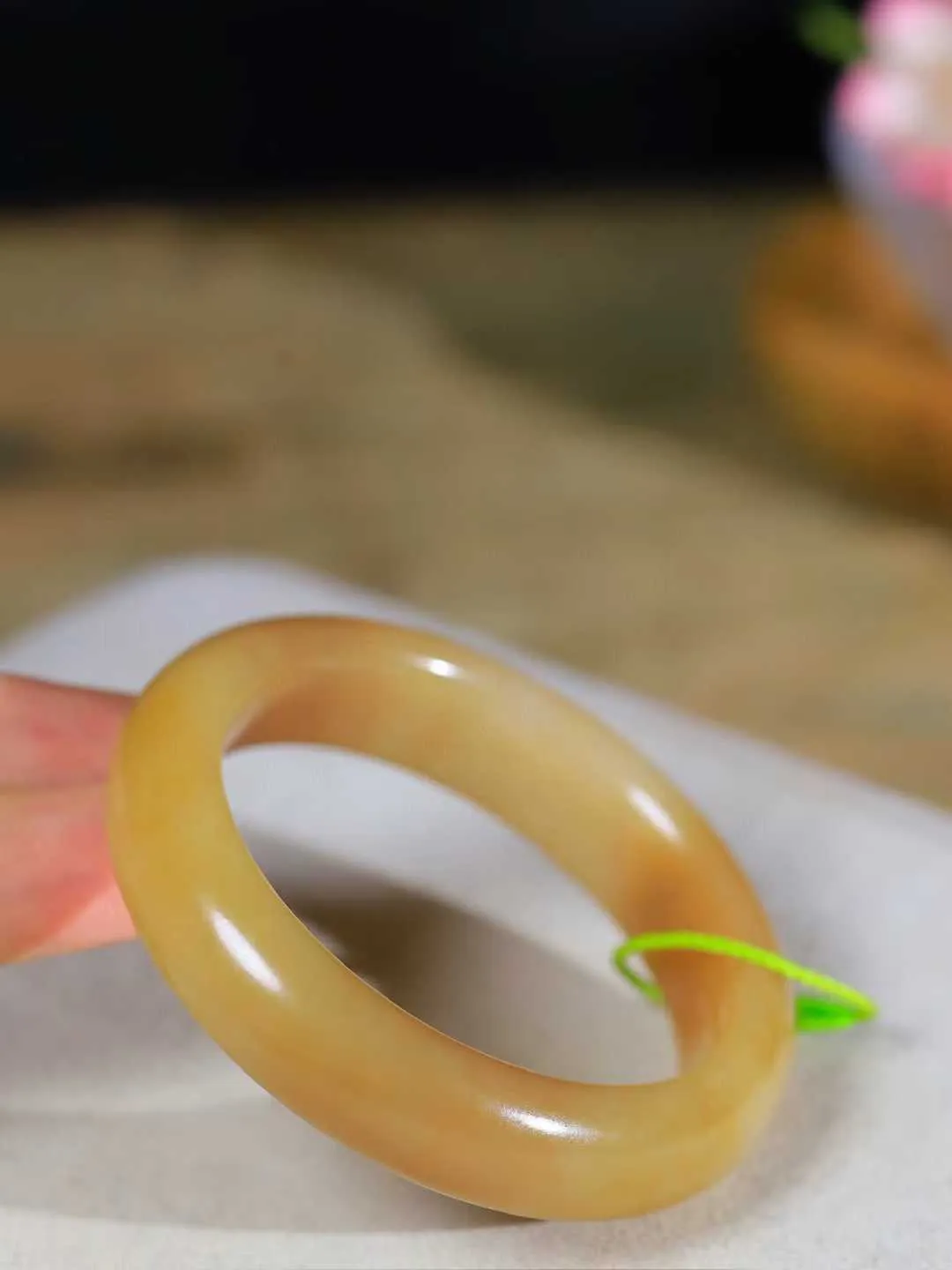 【婉约佳人.手镯】

精品和田玉糖白玉手镯 玉质温润细腻 油性十足 手感舒适，高华雅逸，线条流畅，简约大气，美自天成，素雅高贵。佩戴于腕间，婉约之美，举手投足间透出那份低调奢华。重59.3克 内径53mm尺寸14-9mm   FDT-581042731