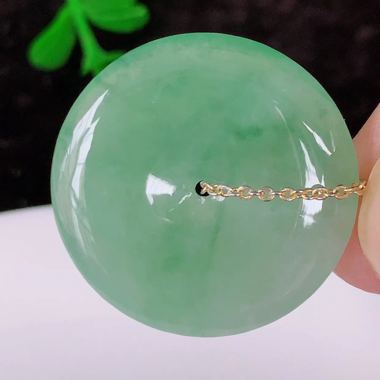 自然光实拍，冰种飘花翡翠平安扣吊坠，形体饱满圆润，平安扣肥嘟嘟的，平平安安，种水很好，莹润通透，冰胶感十足，起光泽。配戴精美！#57.2