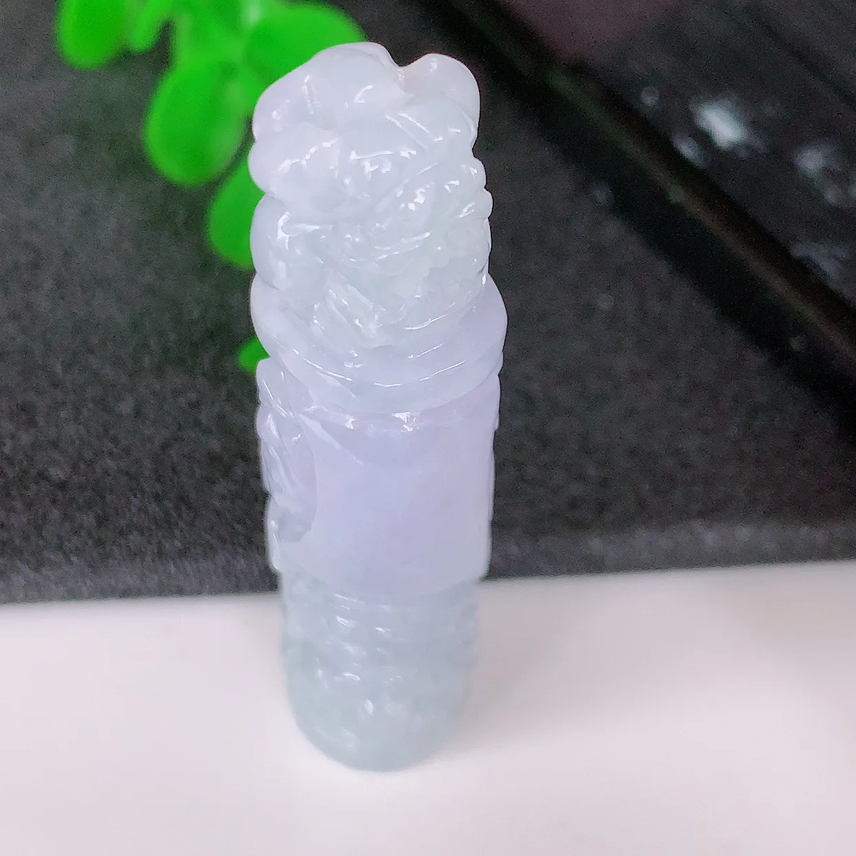 自然光实拍，冰润紫罗兰翡翠招财貔貅柱吊坠，民间有“一摸貔貅运程旺盛，再摸貔貅财运滚滚，三摸貔貅平步青云 ”的美好祝愿。#01.2