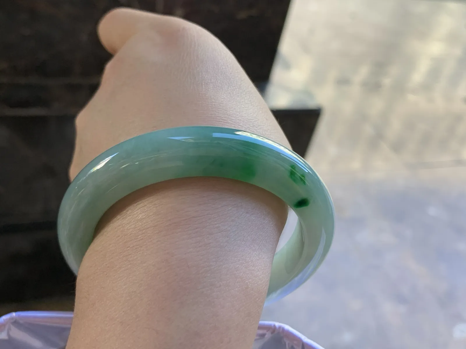 56-11.4-9.1

带色手镯^_^玉质温润