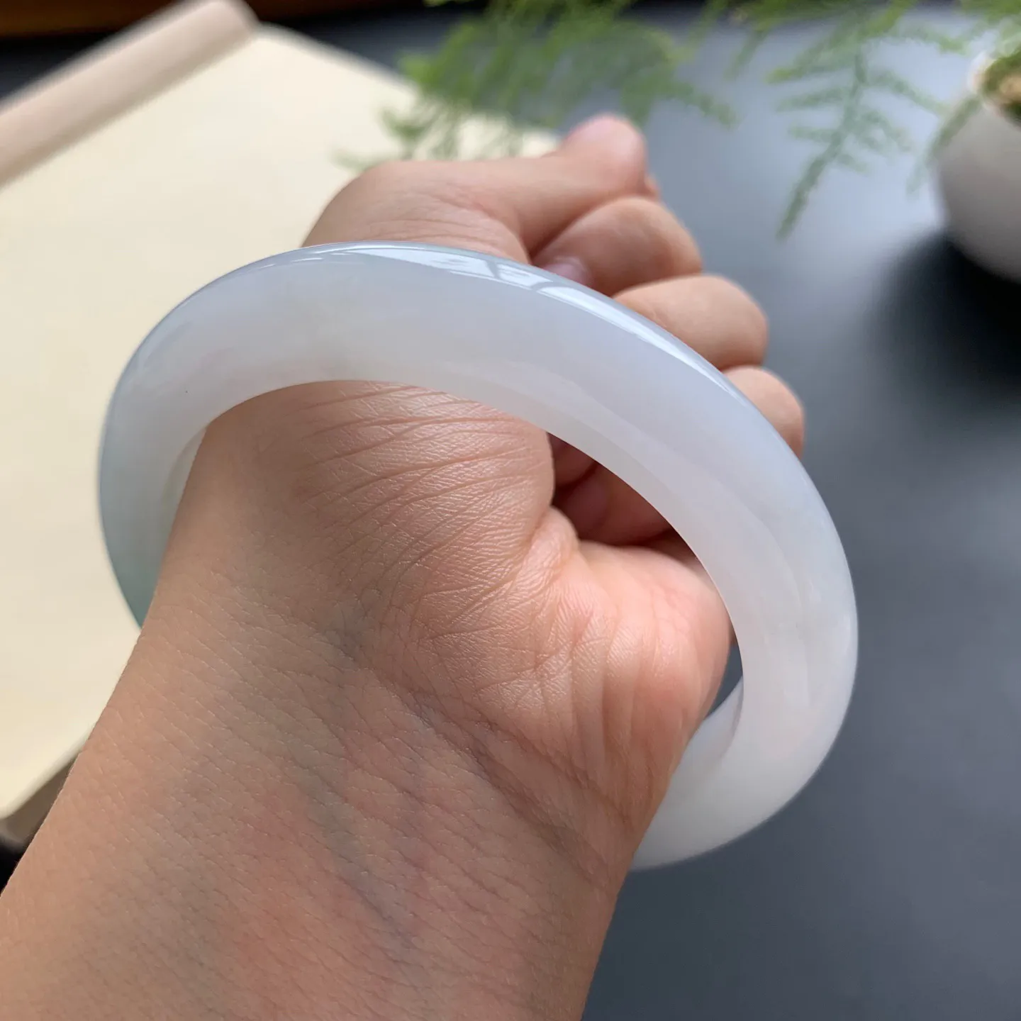 58.5圈口糯冰正圈手镯 尺寸：58.5-12.3-9.3，无纹裂，细腻釉洁，清爽干净