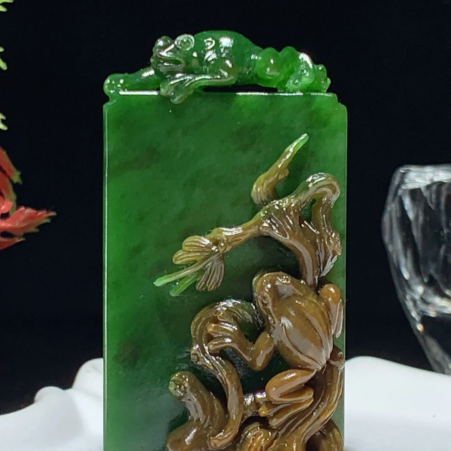 收藏级！和田玉红皮料阳绿俄罗斯碧玉呱呱来财牌子挂件。尺寸69/35/22重98克。玉质细腻油润。手推出油。佩戴高端典雅。lt251103