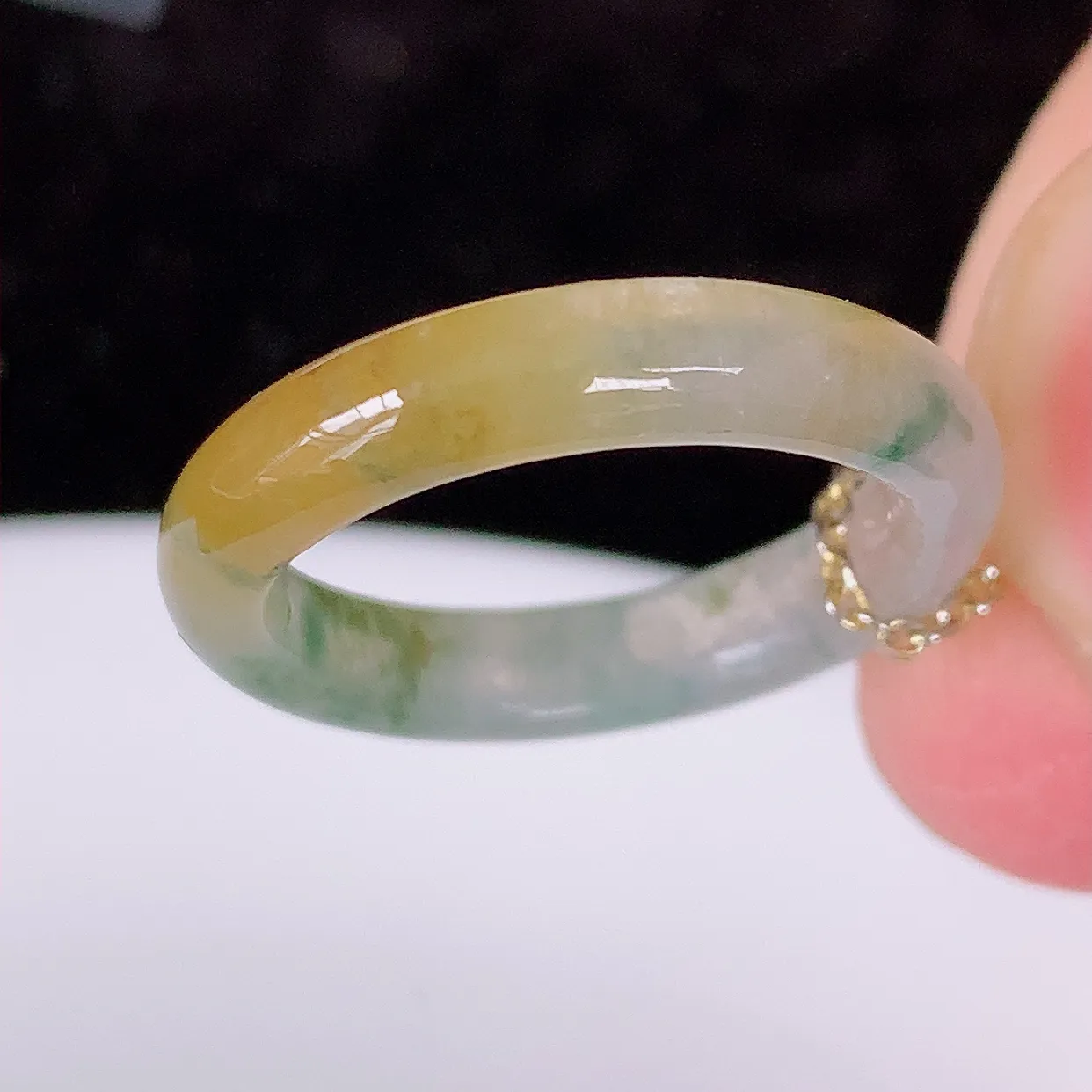 自然光实拍，16mm内径冰种黄加绿翡翠指环，玉戒指，玉质莹润，好精美好冰润的指环，11圈口，上手纤巧！#1.2尺寸16*3.9*3mm
