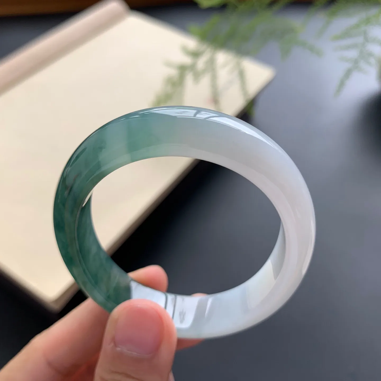 52.2圈口飘花贵妃手镯 尺寸：52.2-45-12-6.8，无纹裂，细腻光滑，花色浓郁