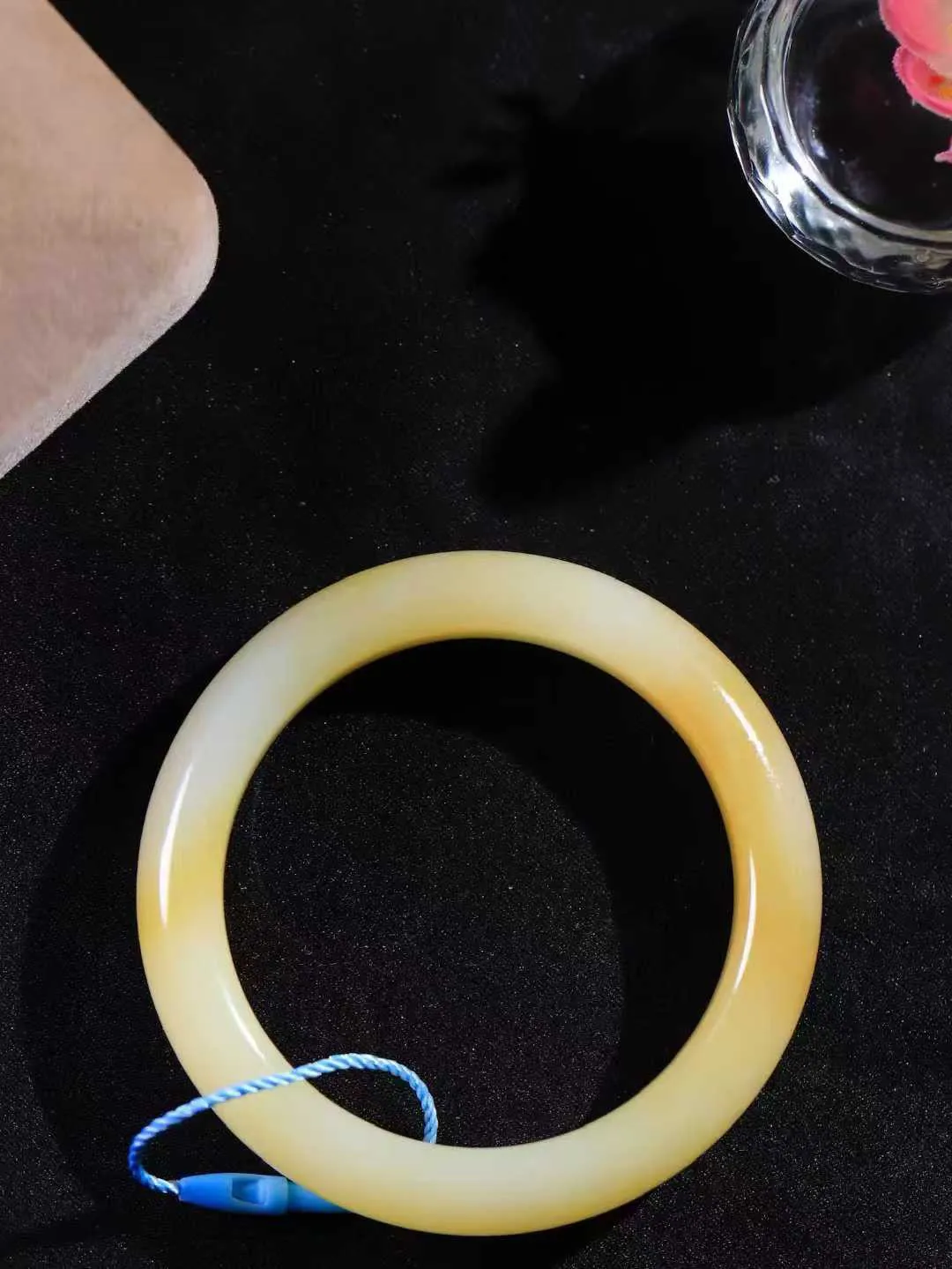 【情有独钟.手镯】

精品和田玉糖白玉手镯 玉质温润细腻 油性十足 手感舒适，高华雅逸，线条流畅，简约大气，美自天成，素雅高贵。佩戴于腕间，婉约之美，举手投足间透出那低调奢华。重44.2克 内径50.5mm 尺寸11.5-8.5mm   FDT-791052795