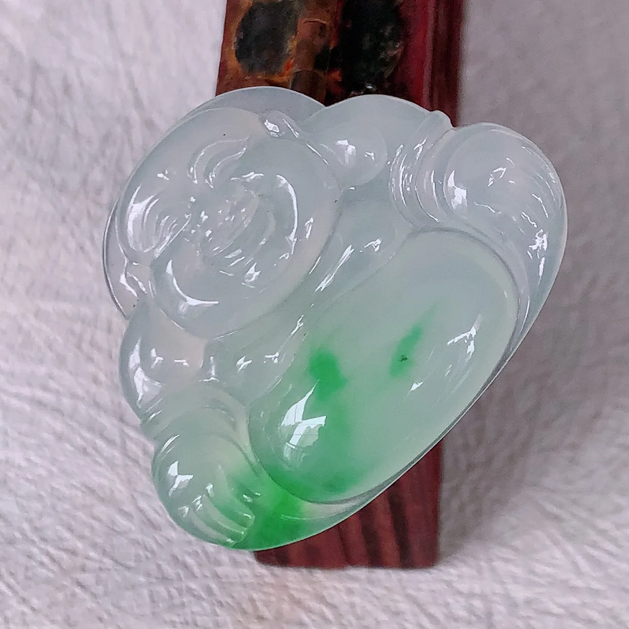 自然光实拍，冰种飘阳绿翡翠佛公吊坠，饱满， 佛公亦保平安，寓意有福（佛公）相伴，配戴优雅迷人！#57.2