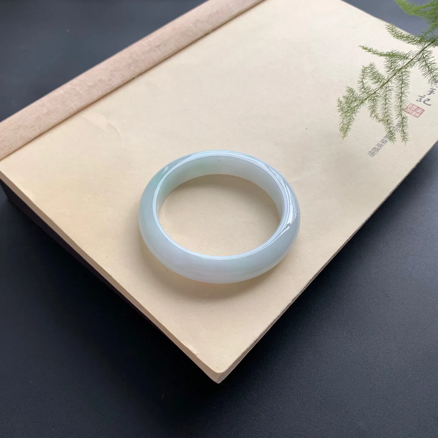 56.8圈口细糯正圈手镯 尺寸：56.8-12.8-9，无纹裂，细腻釉洁，清爽干净