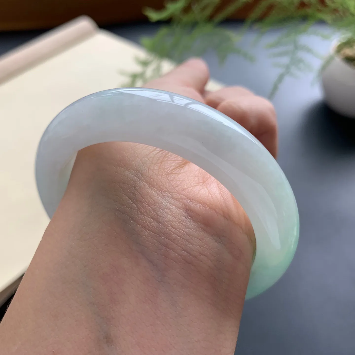 53.5圈口飘绿正圈手镯 尺寸：53.5-13-9，无纹裂，细腻光滑，清爽干净