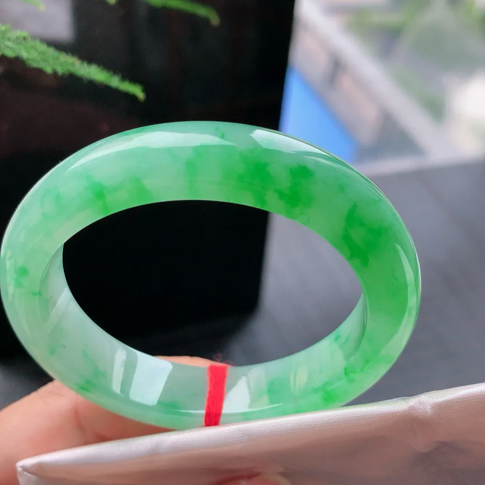 贵妃冰阳绿  无瑕 尺寸:53.7/45.2/12.6/8.4 种色俱佳