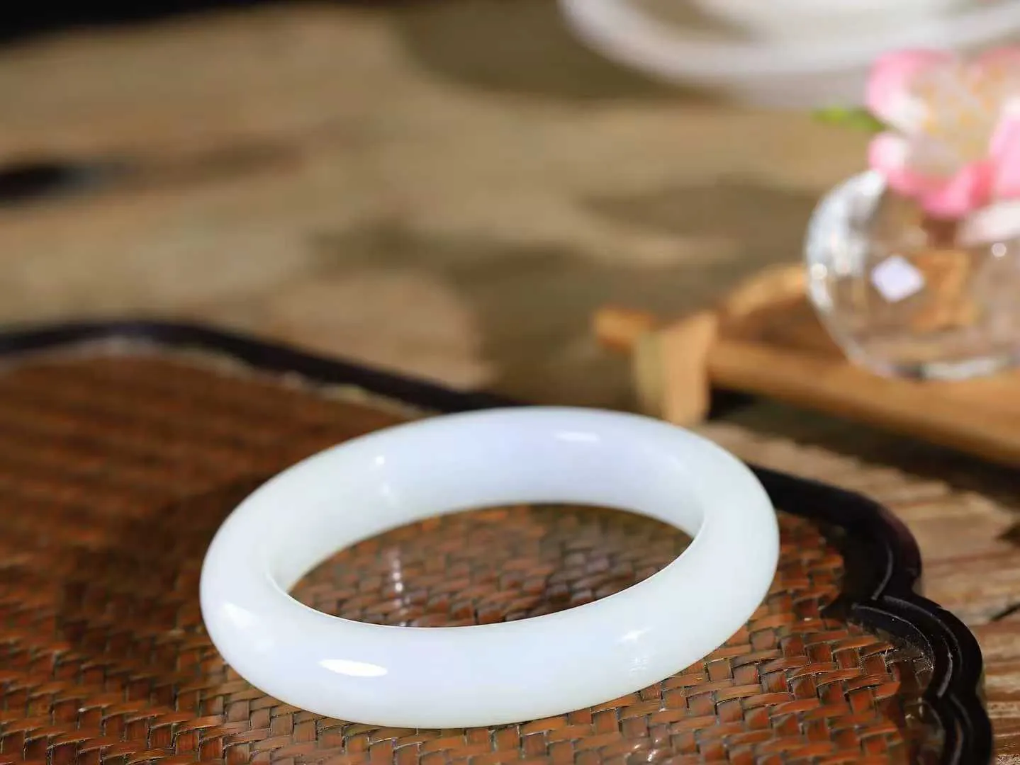 （一见倾心.手镯）

精品️和田玉白玉手镯，玉质温润细腻 油性十足 手感舒适，高华雅逸，线条流畅，