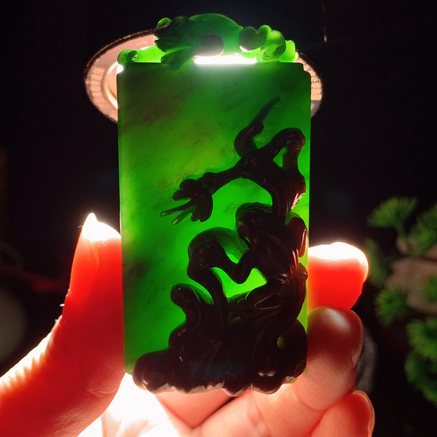 收藏级！和田玉红皮料阳绿俄罗斯碧玉呱呱来财牌子挂件。尺寸69/35/22重98克。玉质细腻油润。手推出油。佩戴高端典雅。lt251103