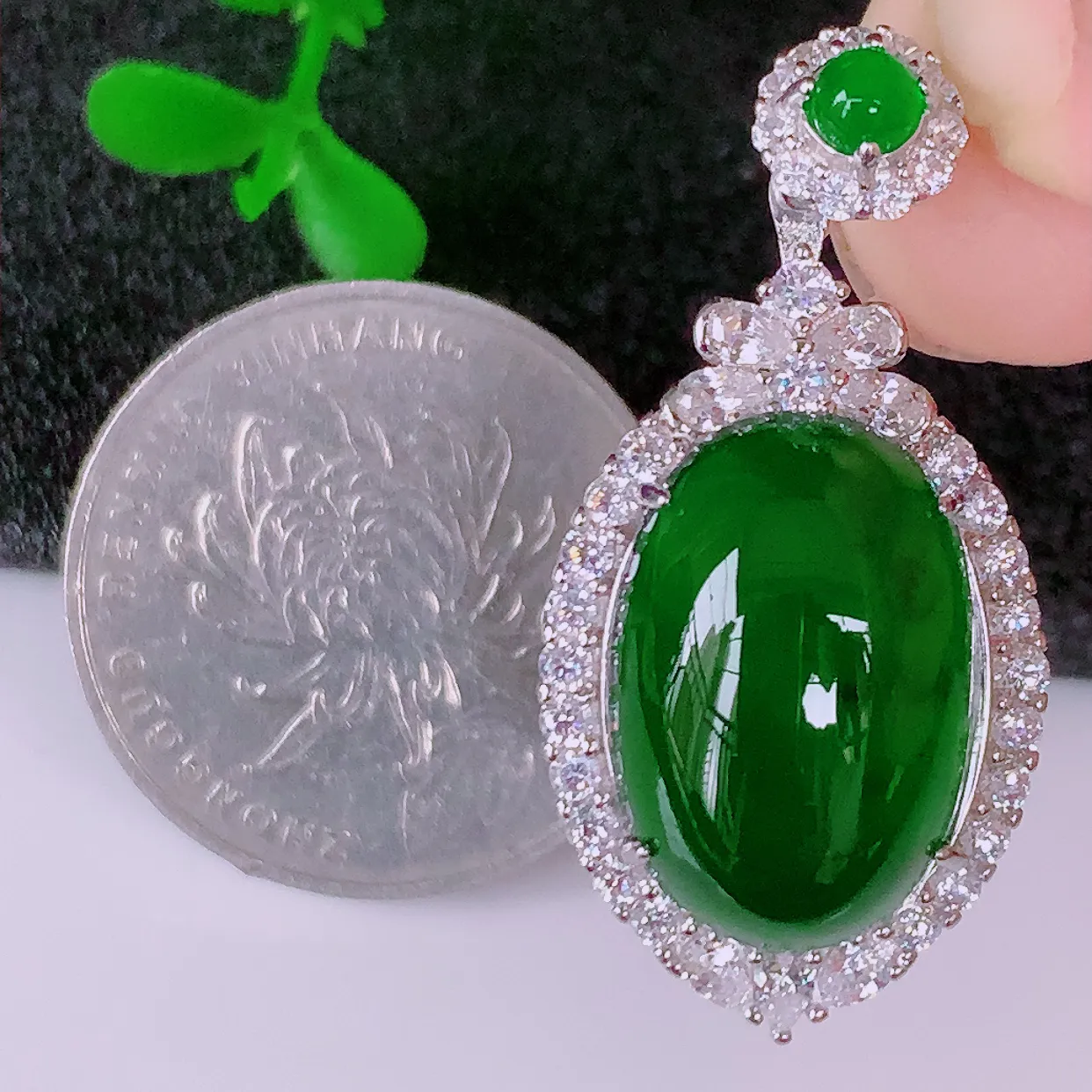 大颗冰透满绿翡翠蛋面925银镶嵌吊坠，自然光实拍，翠色灵动，颜色漂亮，种老水足，品相佳，佩戴佳品！#98.2整体34.8*16.8*9.5裸裸11.8*17.5