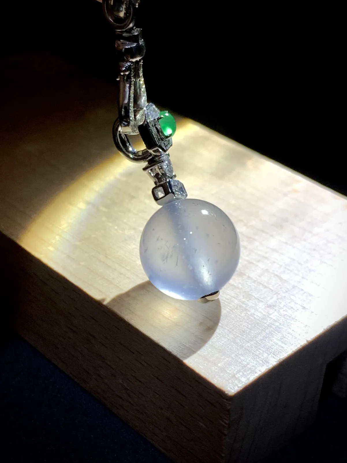 【镶嵌新品】
高品质珠子吊坠，28-13.3-13.3mm，
18K金，南非钻，翡翠绿蛋面，
不配图链