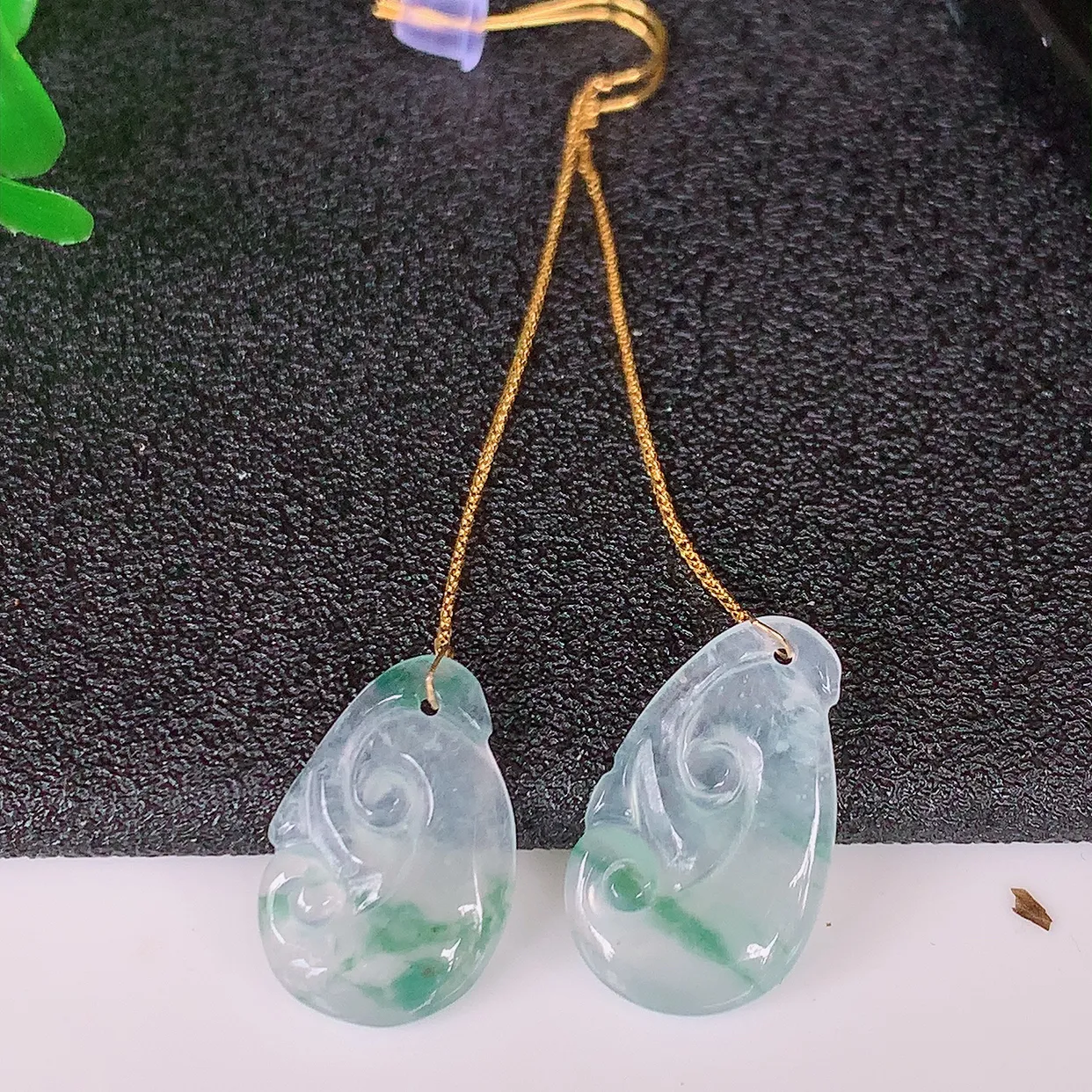 18k金镶嵌冰种飘花翡翠如意耳坠，沁人心脾，耳坠佩戴效果大气出众，尽显气质。种水好，胶感足，颜相当漂亮，高性价比，值得入手品鉴！#41.2整体61裸石17.5*10.5*2.5