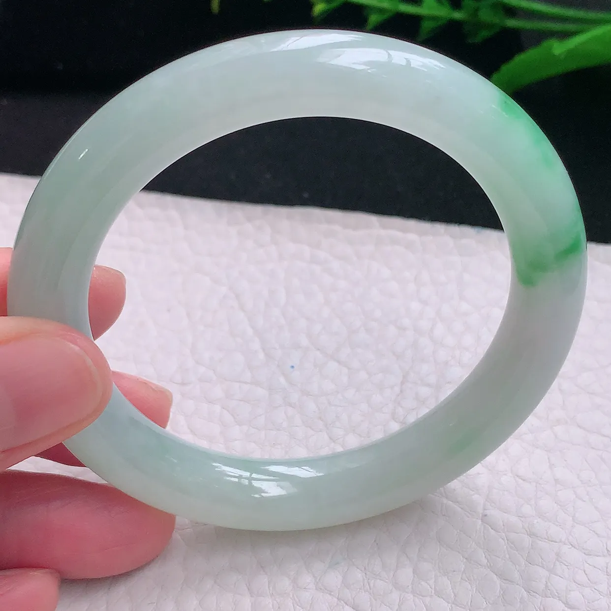 yh自然光55.8*10*9.5美人镯 天然缅甸翡翠a货水润飘阳绿圆条玉镯子