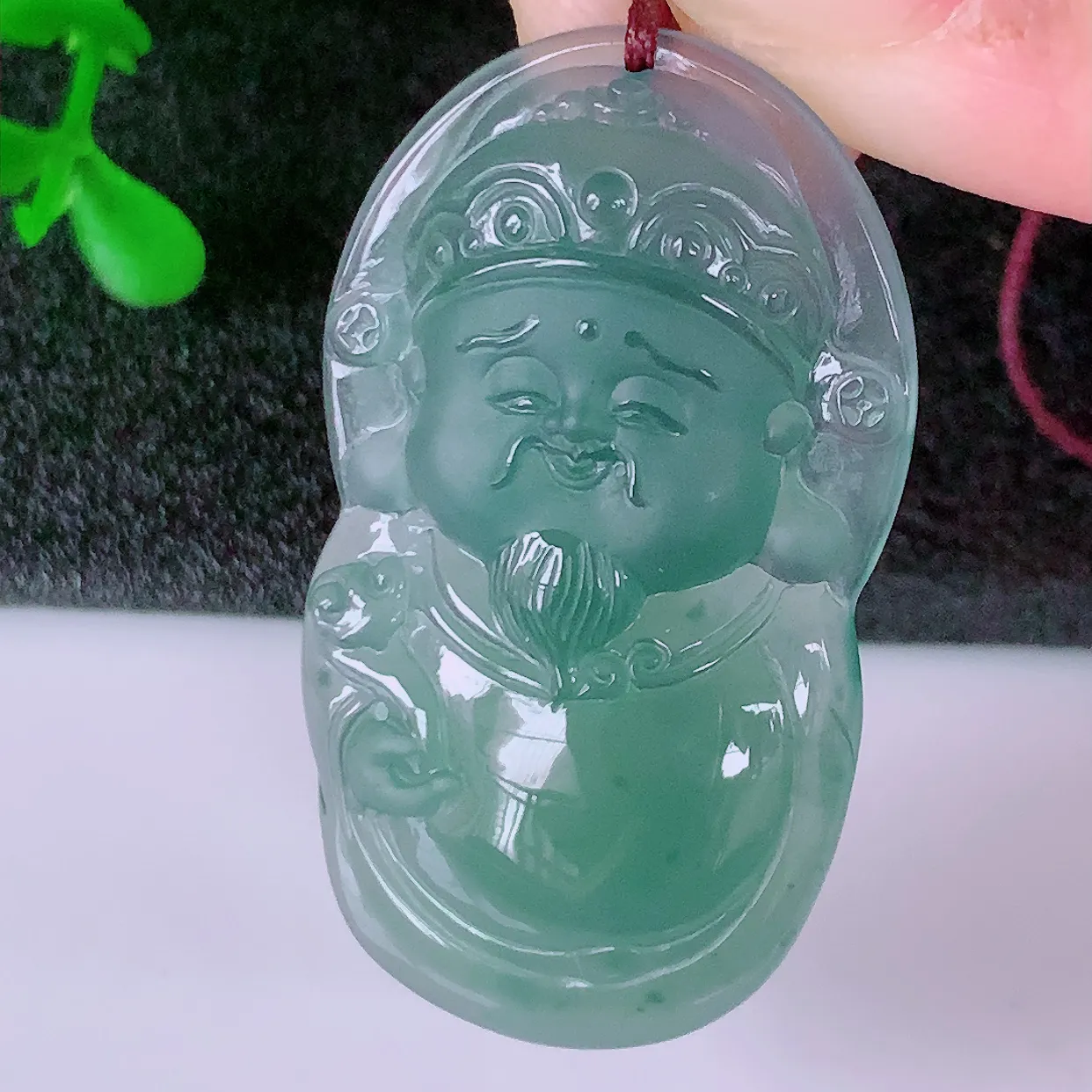自然光实拍，冰种翡翠招财财神爷吊坠，财神到你家里来，年年月月发大财，形态极为讨喜，佩戴效果招财迷人#98.2