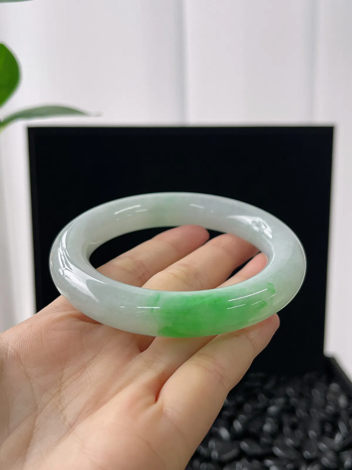 圆镯54.4圈口，翡翠冰糯种飘绿手镯