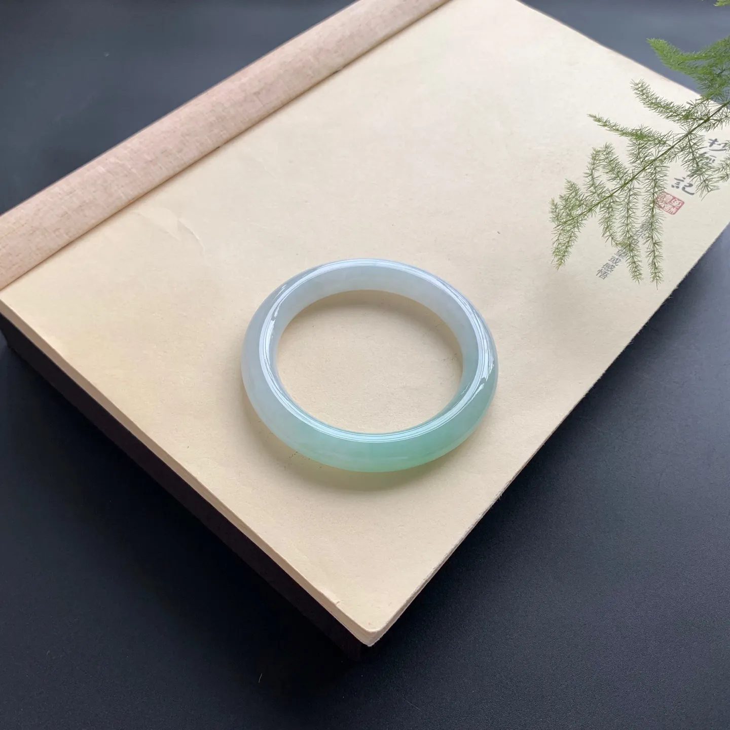 55.3圈口飘绿圆条手镯 尺寸：55.3-10-10.3，无纹裂，色泽靓丽，条形饱满