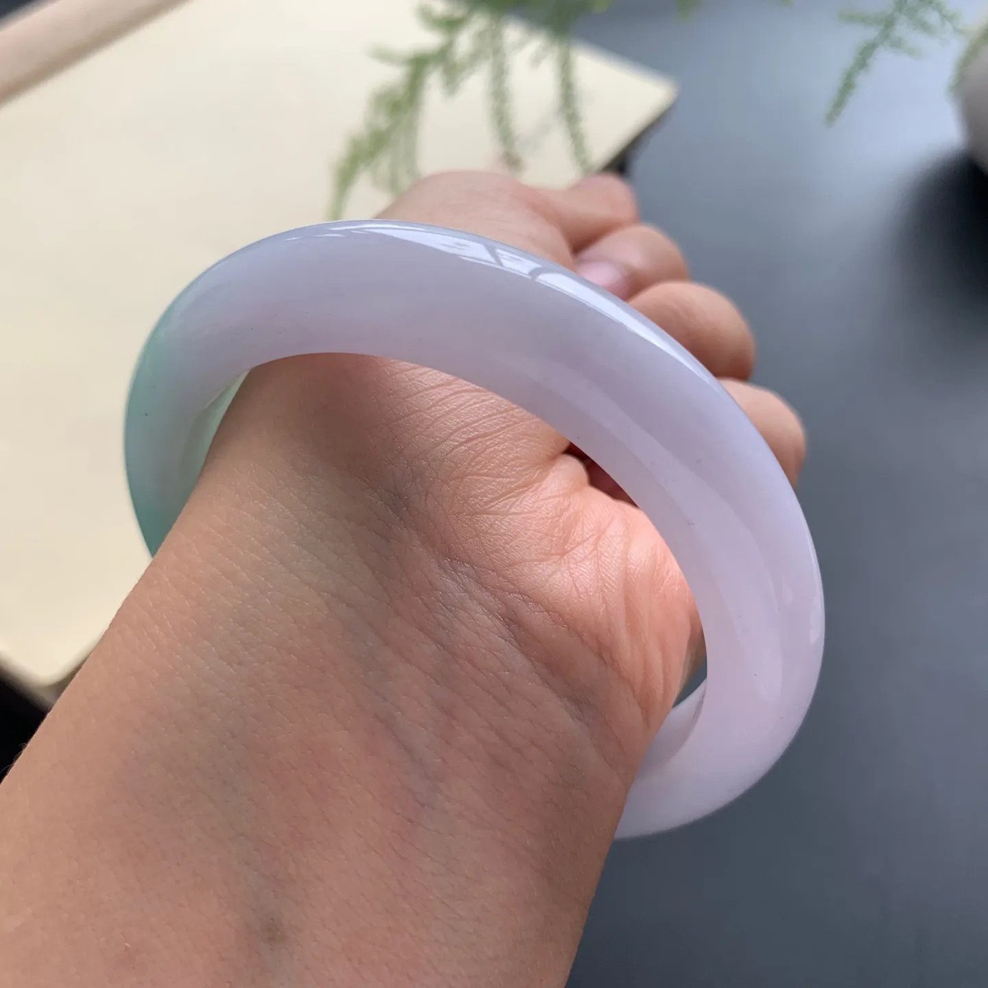 56.2圈口飘绿正圈手镯 尺寸：56.2-11.2-9.2，无纹裂，细腻光滑，版型厚装