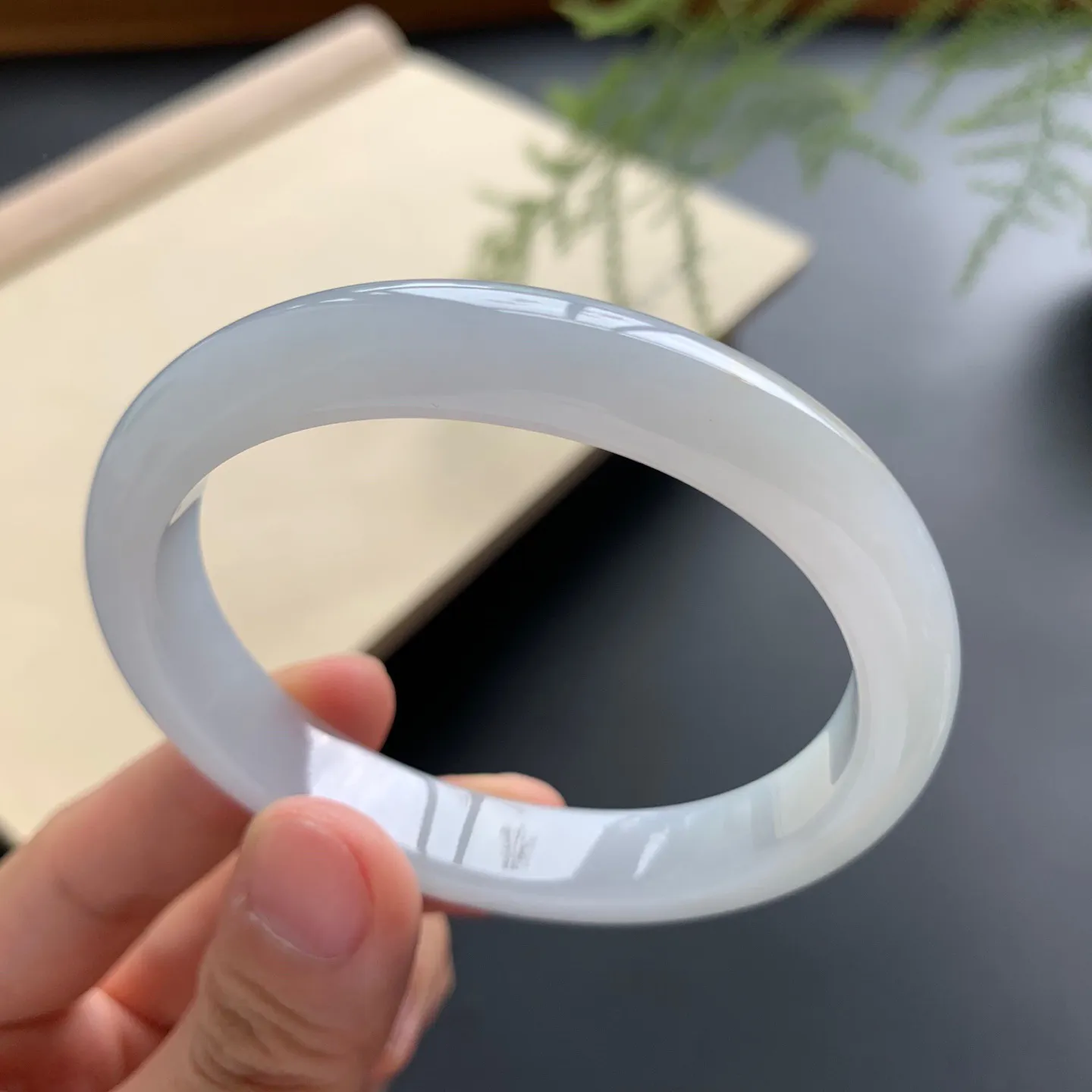 细糯贵妃手镯 尺寸：54.2-46-10.3-7.5，无纹裂，细腻光滑，白净清爽