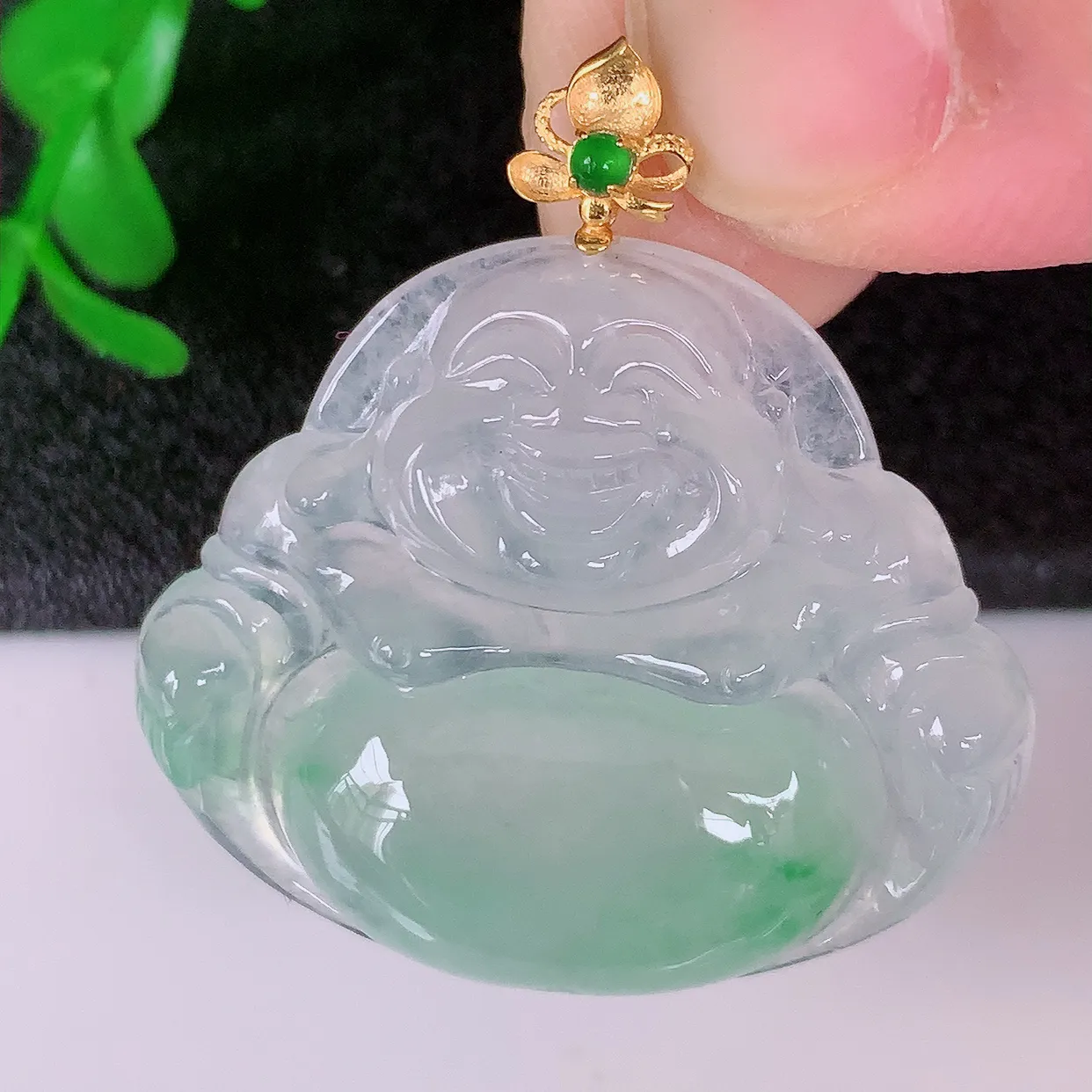 自然光实拍，18K金镶嵌冰种飘阳绿翡翠佛公吊坠，冰透饱满， 佛公亦保平安，寓意有福（佛公）相伴，品相佳，配戴优雅迷人！#41.2整体33.5裸石31.5*26.8*6.2