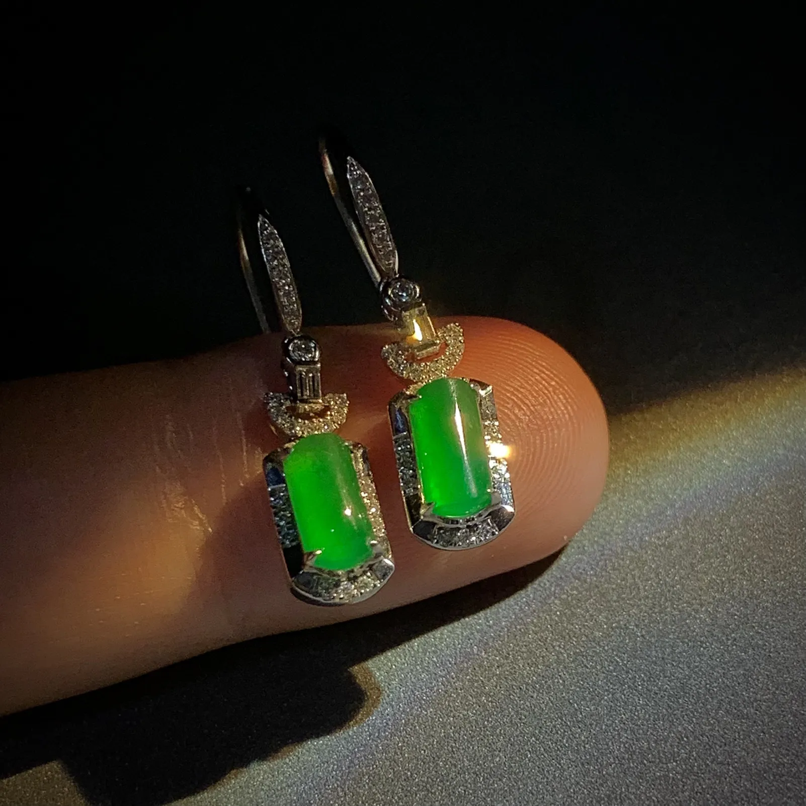 翡翠绿素面镶嵌耳坠，
裸石约8-4-2mm，
18K金，南非钻，