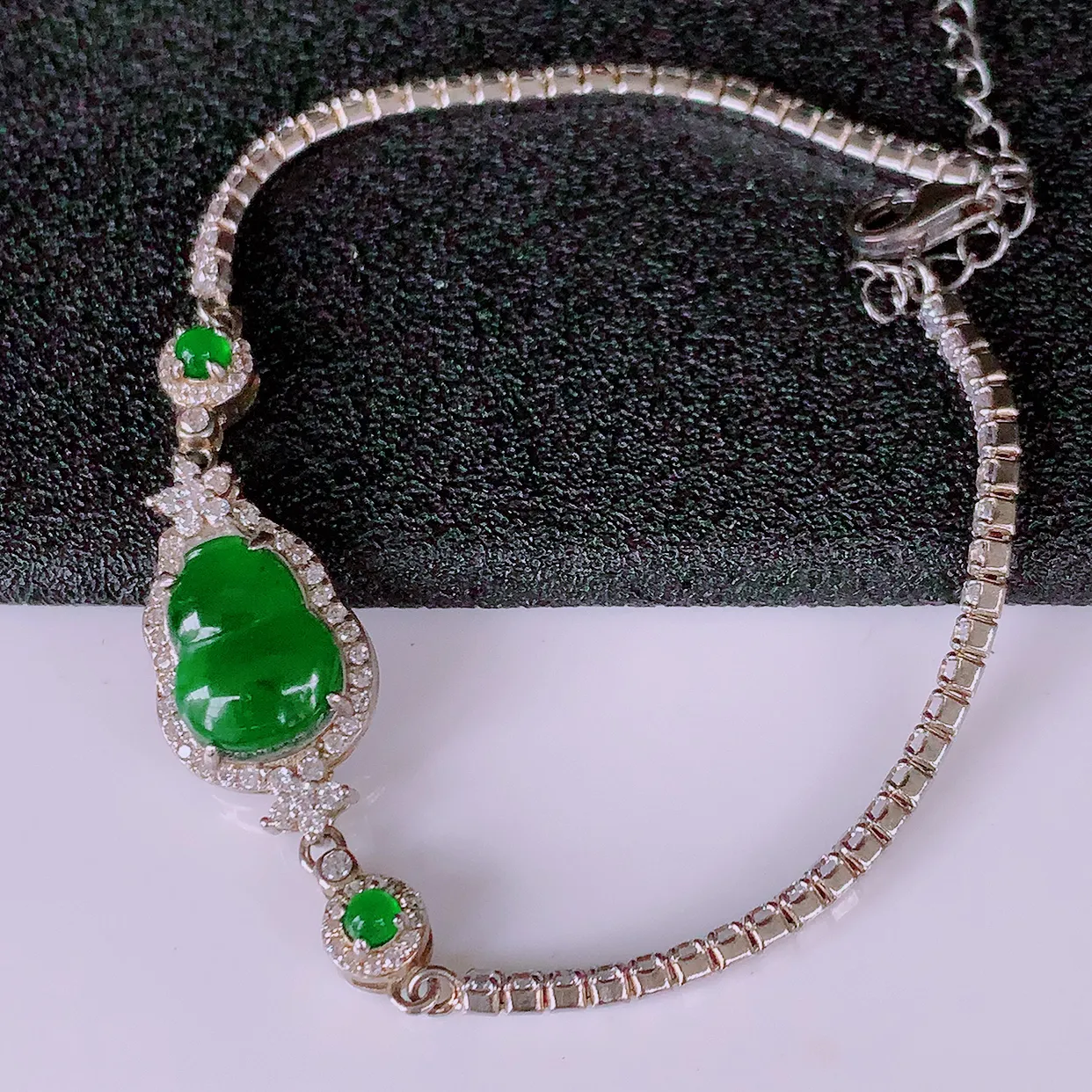 冰透满绿翡翠925银镶嵌葫芦手链，自然光实拍，翠色灵动，颜色漂亮，种老水足，品相佳，佩戴佳品！#98