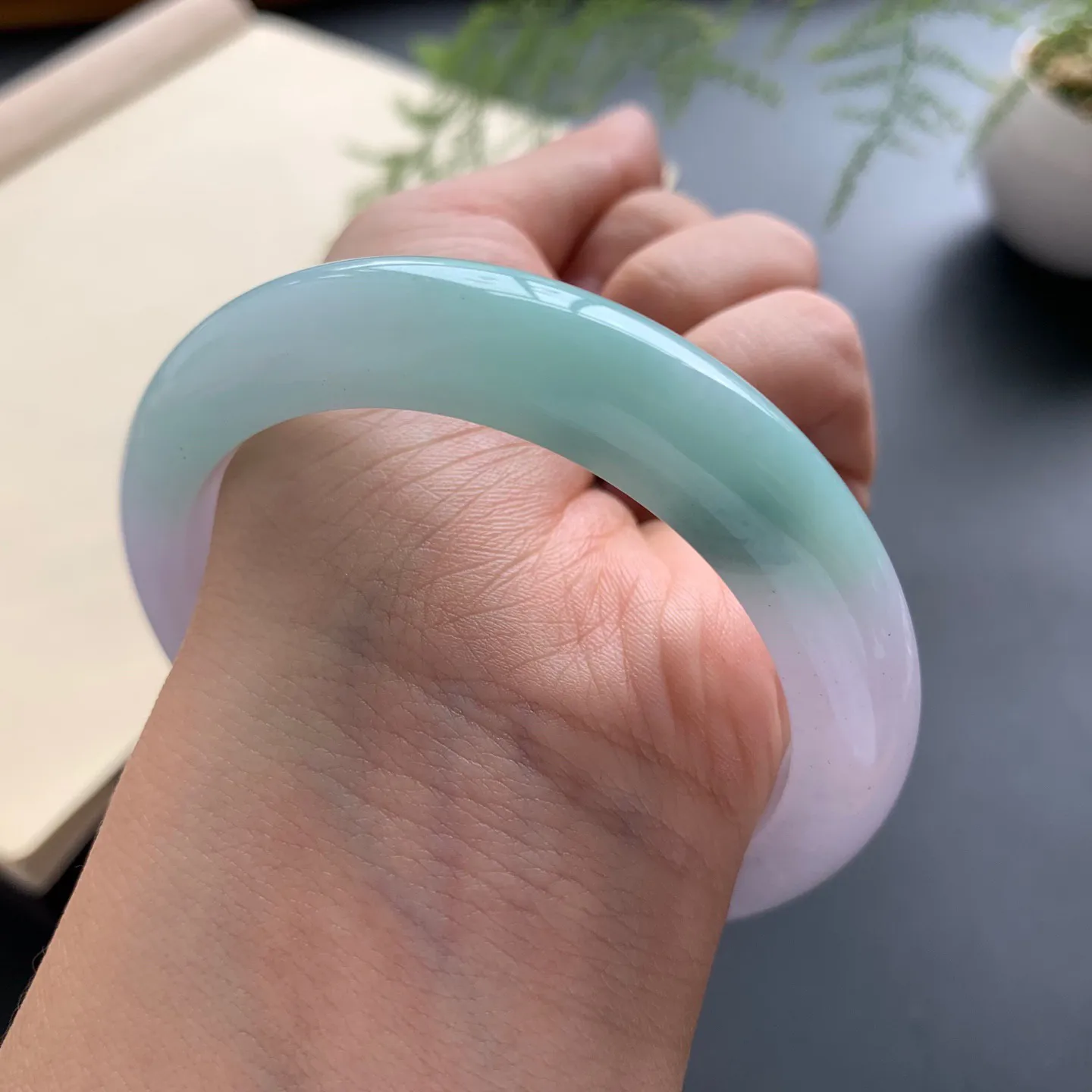 56.2圈口飘绿正圈手镯 尺寸：56.2-11.2-9.2，无纹裂，细腻光滑，版型厚装