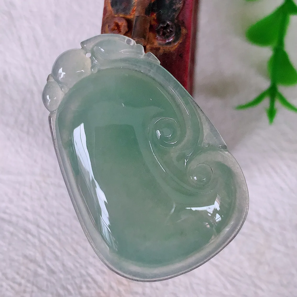 自然光实拍，冰种翡翠如意吊坠，玉坠百搭又精致，寓意着吉祥，事事如意！#12.2