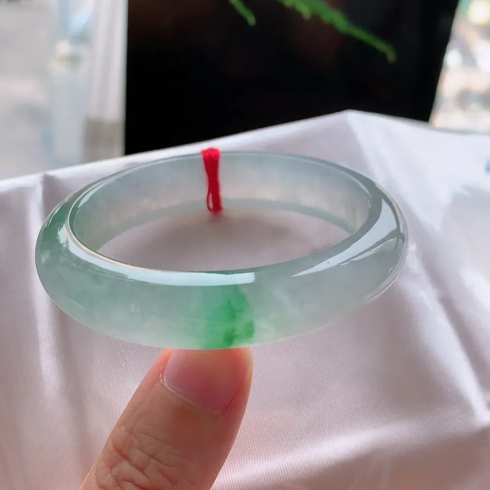 贵妃冰玻阳绿 无瑕 尺寸:52.6/46/12.7/7.8 种色俱佳