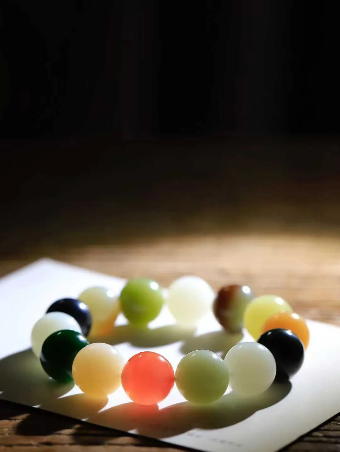 【多宝手串】

精选和田玉多宝手串，每一颗玉石都凝聚自然的灵气与岁月的沉淀，寓意福禄寿喜，守护您的平安与幸福。佩戴它，感受千年玉文化的温润与优雅。重88.3克  尺寸取一16mm  56110339A