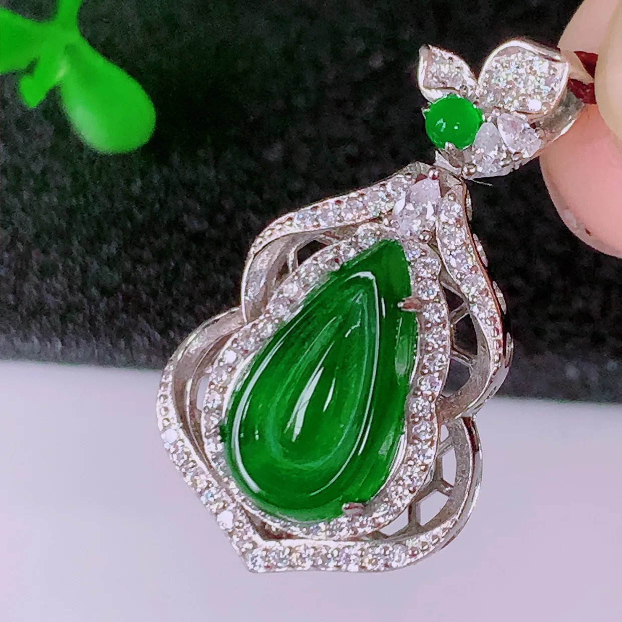 冰透满绿翡翠925银镶嵌水滴吊坠，自然光实拍，翠色灵动，颜色漂亮，种老水足，品相佳，佩戴佳品！#98