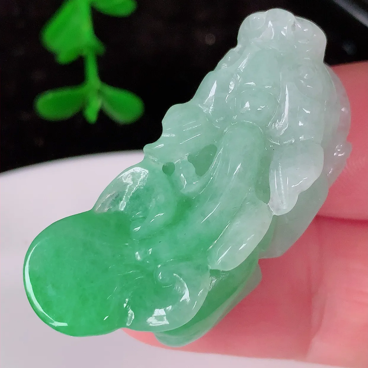 自然光实拍，冰飘绿翡翠招财貔貅吊坠，翠色灵动，种老水足，寓意好，品相佳，佩戴佳品！#81.2