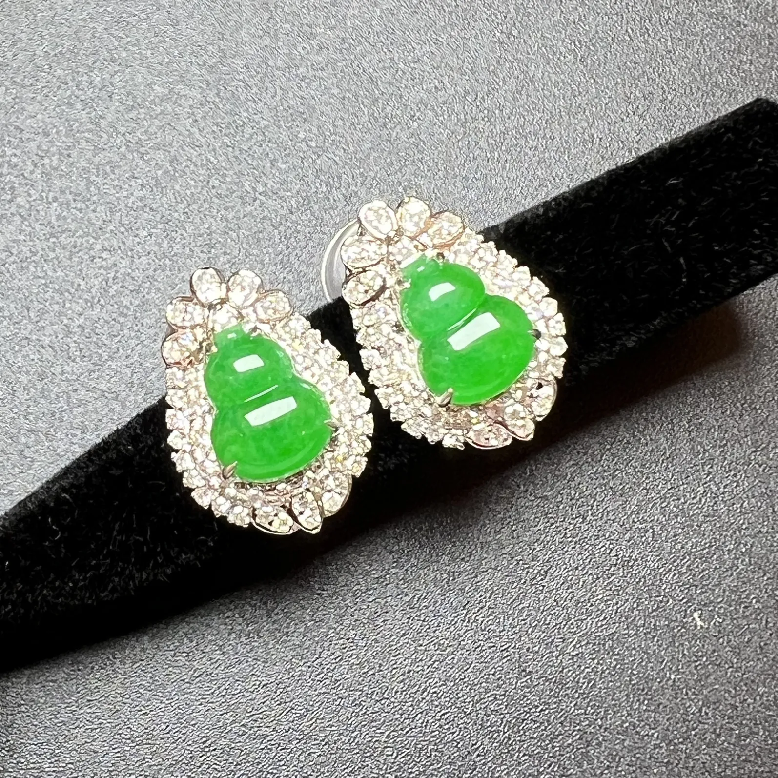 满绿葫芦耳包种色俱佳，整体尺寸16.5*11.8*6.8。裸石尺寸8.8*7*2.8