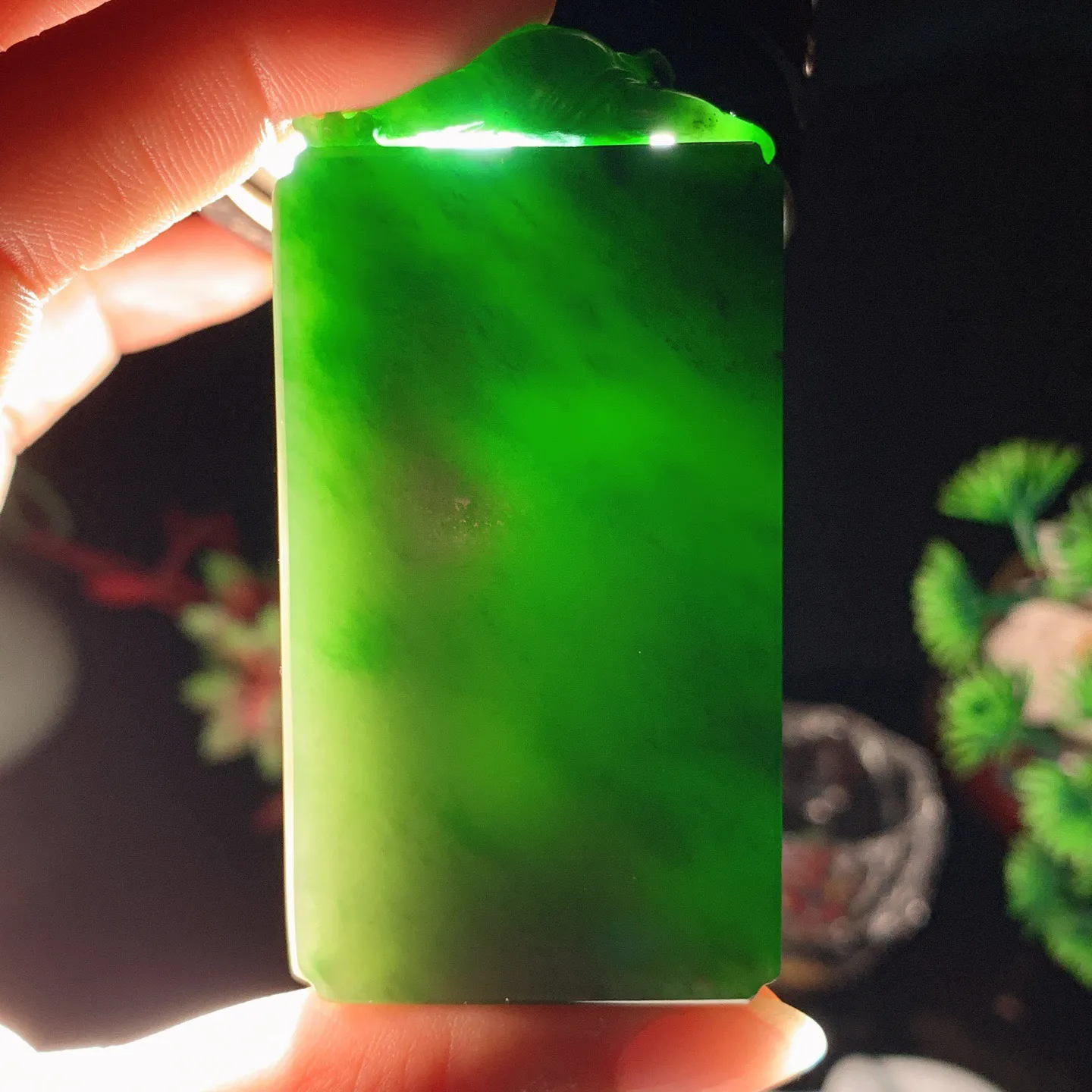 收藏级！和田玉红皮料阳绿俄罗斯碧玉呱呱来财牌子挂件。尺寸69/35/22重98克。玉质细腻油润。手推出油。佩戴高端典雅。lt251103