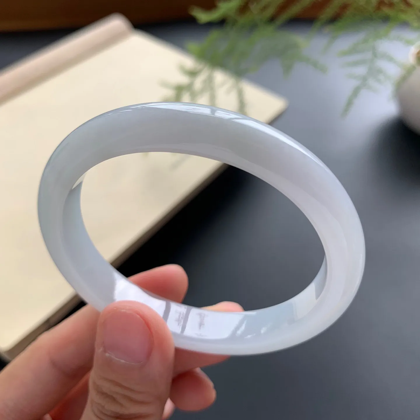 细糯贵妃手镯 尺寸：54.2-46-10.3-7.5，无纹裂，细腻光滑，白净清爽