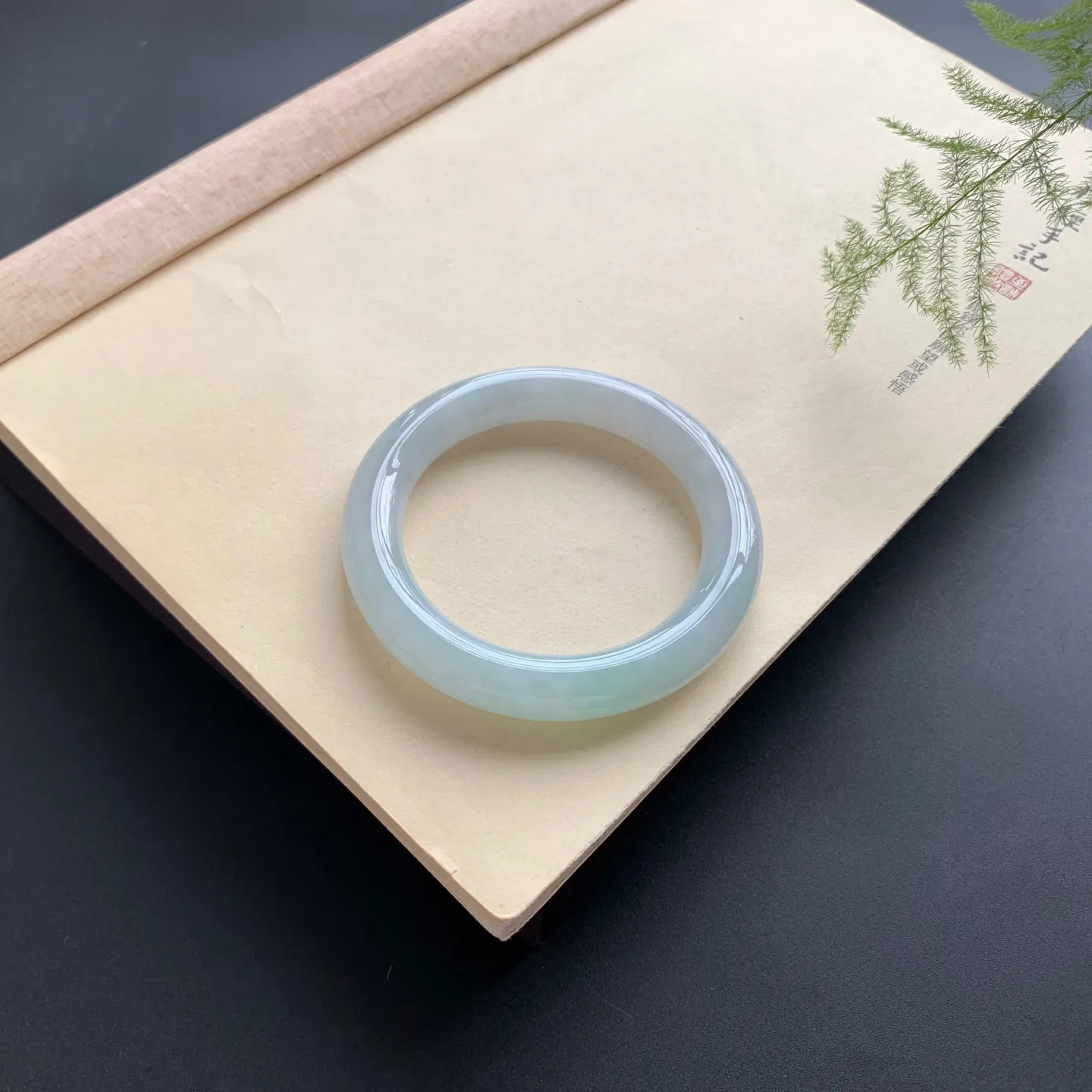 56.8圈口底色圆条手镯 尺寸：56.8-11.2-11.5，无纹裂，色泽亮丽，条形饱满