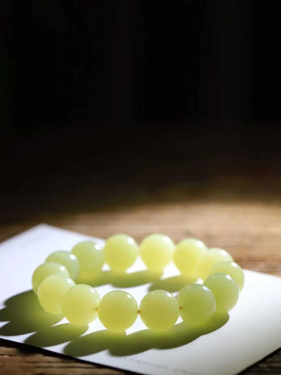 【珠圆玉润.手串】

精品和田玉黄口珠圆玉润手串 玉质温润细腻  整串打磨圆润，佩戴舒适。珠珠落玉盘，间关莺语花底滑，一生美好时光，无论身在何处，都有它相伴相守。事事顺遂，幸福美满，吉祥如意。重75.4克 尺寸取一15mm  FDA-22110333