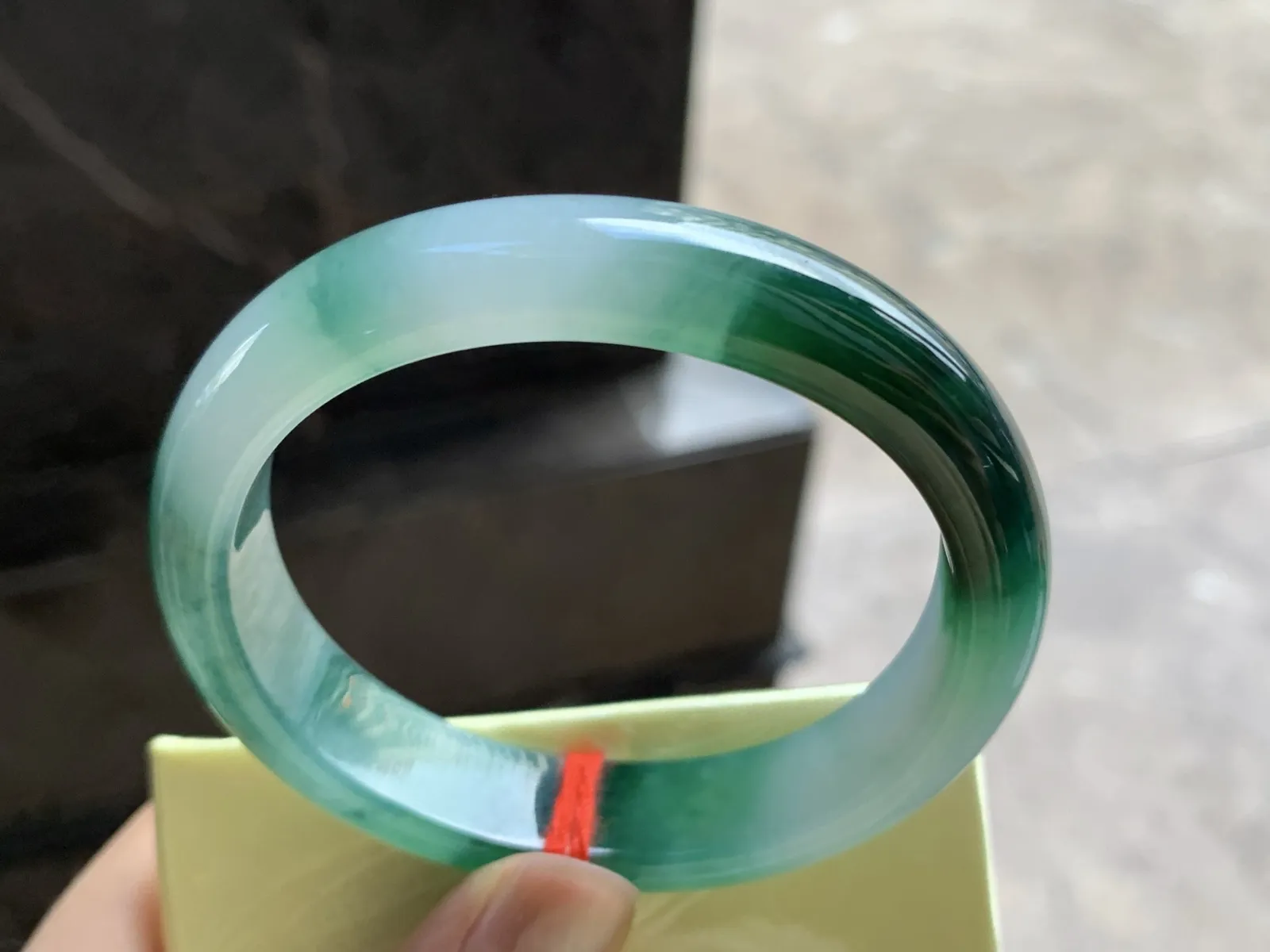 54-12.6-7.8

绿花贵妃手镯手镯^_^颜色浓郁 正圈52可以带