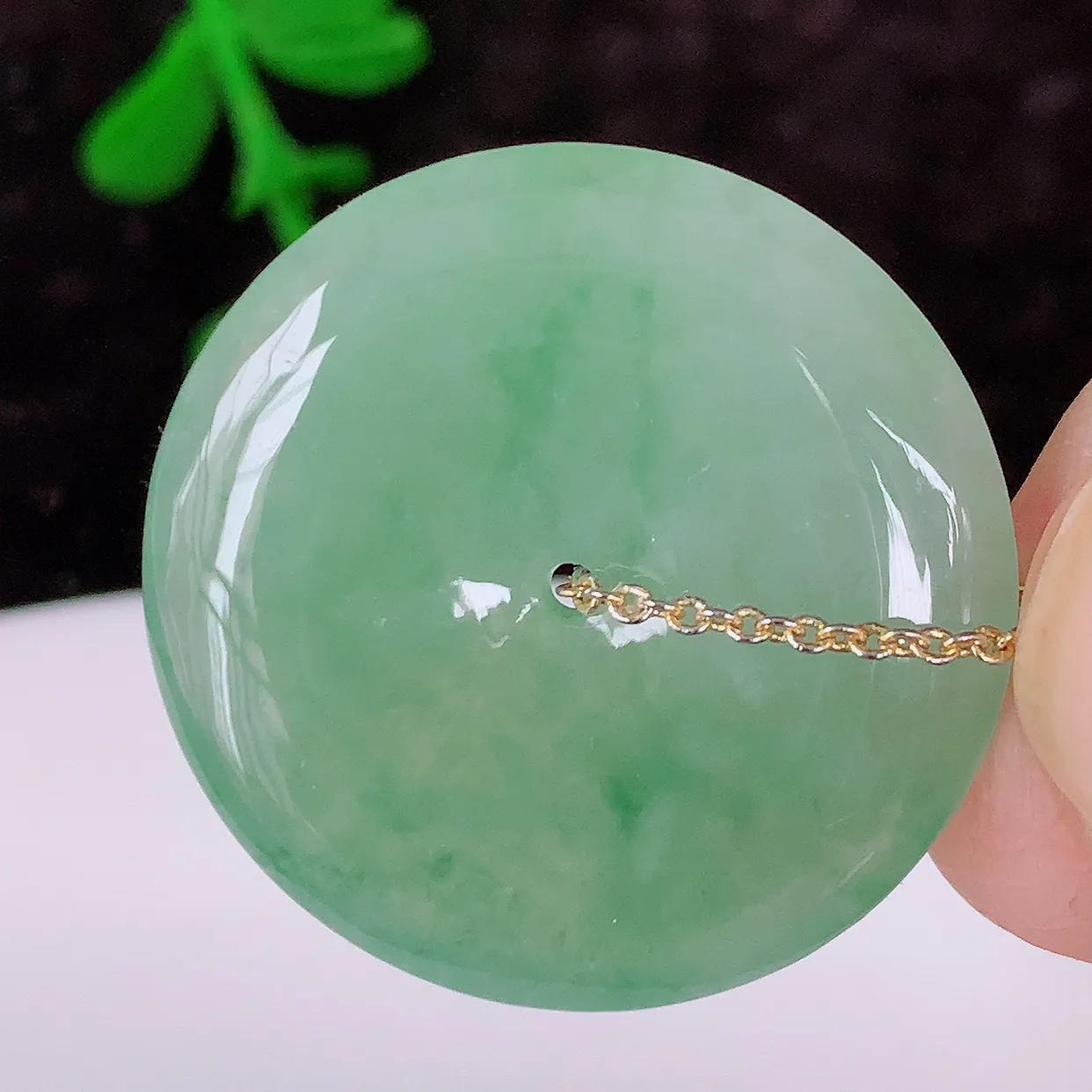 自然光实拍，冰种飘花翡翠平安扣吊坠，形体饱满圆润，平安扣肥嘟嘟的，平平安安，种水很好，莹润通透，冰胶感十足，起光泽。配戴精美！#57.2