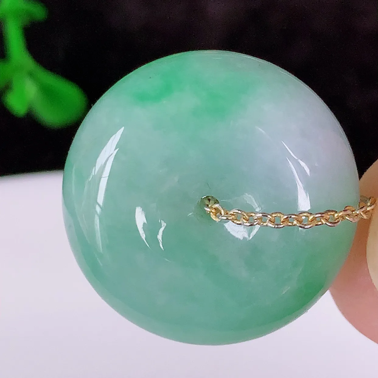 自然光实拍，冰润飘绿翡翠平安扣吊坠，形体饱满圆润，平安扣肥嘟嘟的，平平安安，种水很好，配戴精美！#57.2