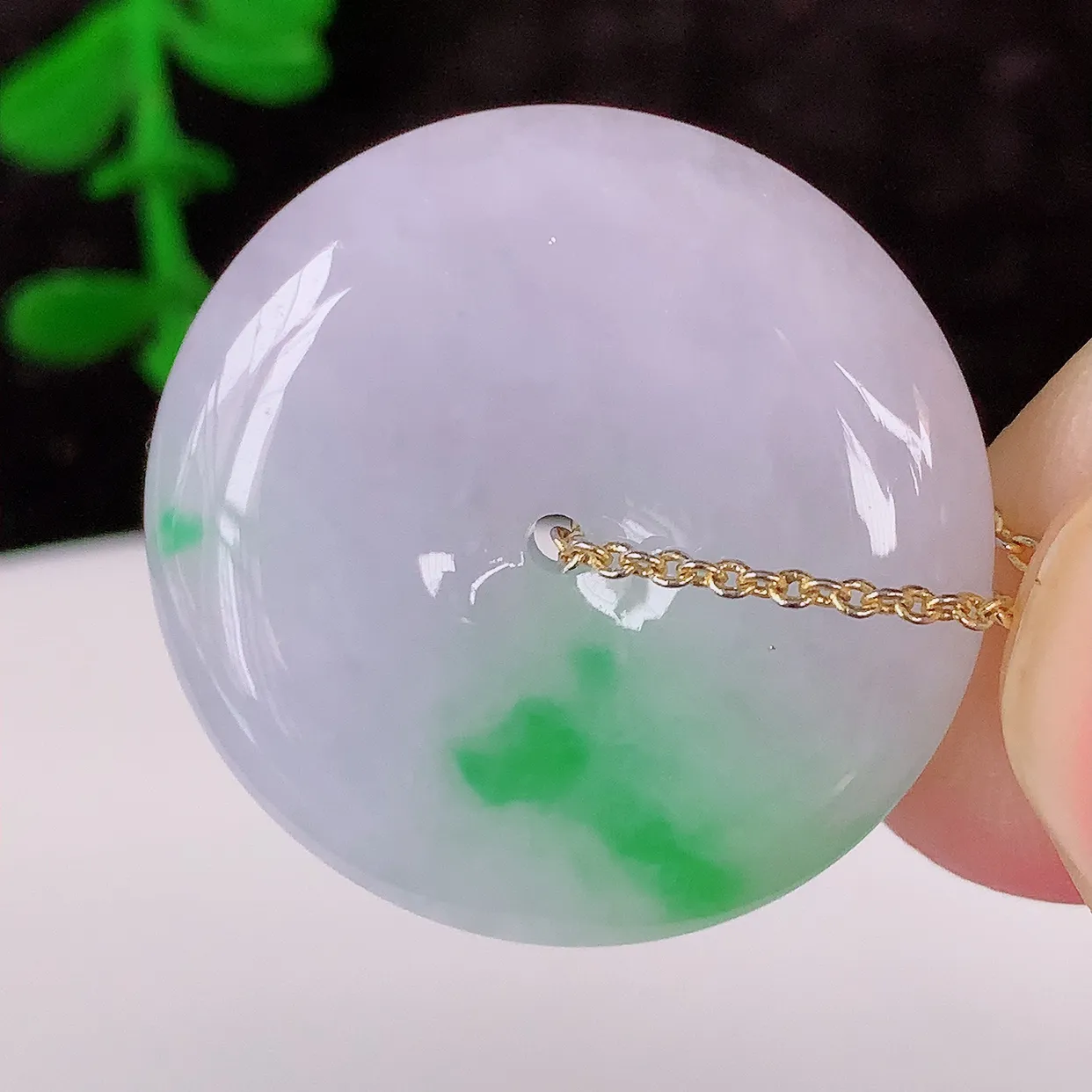 自然光实拍，冰润飘阳绿翡翠平安扣吊坠，形体饱满圆润，平安扣肥嘟嘟的，平平安安，种水很好，莹润通透，配戴精美！#57.2