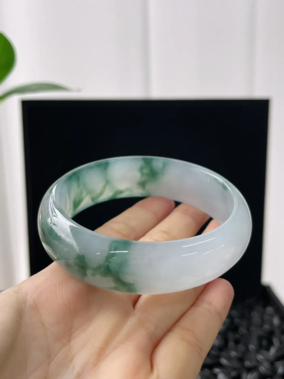 正圈60.8圈口，翡翠冰种飘绿手镯