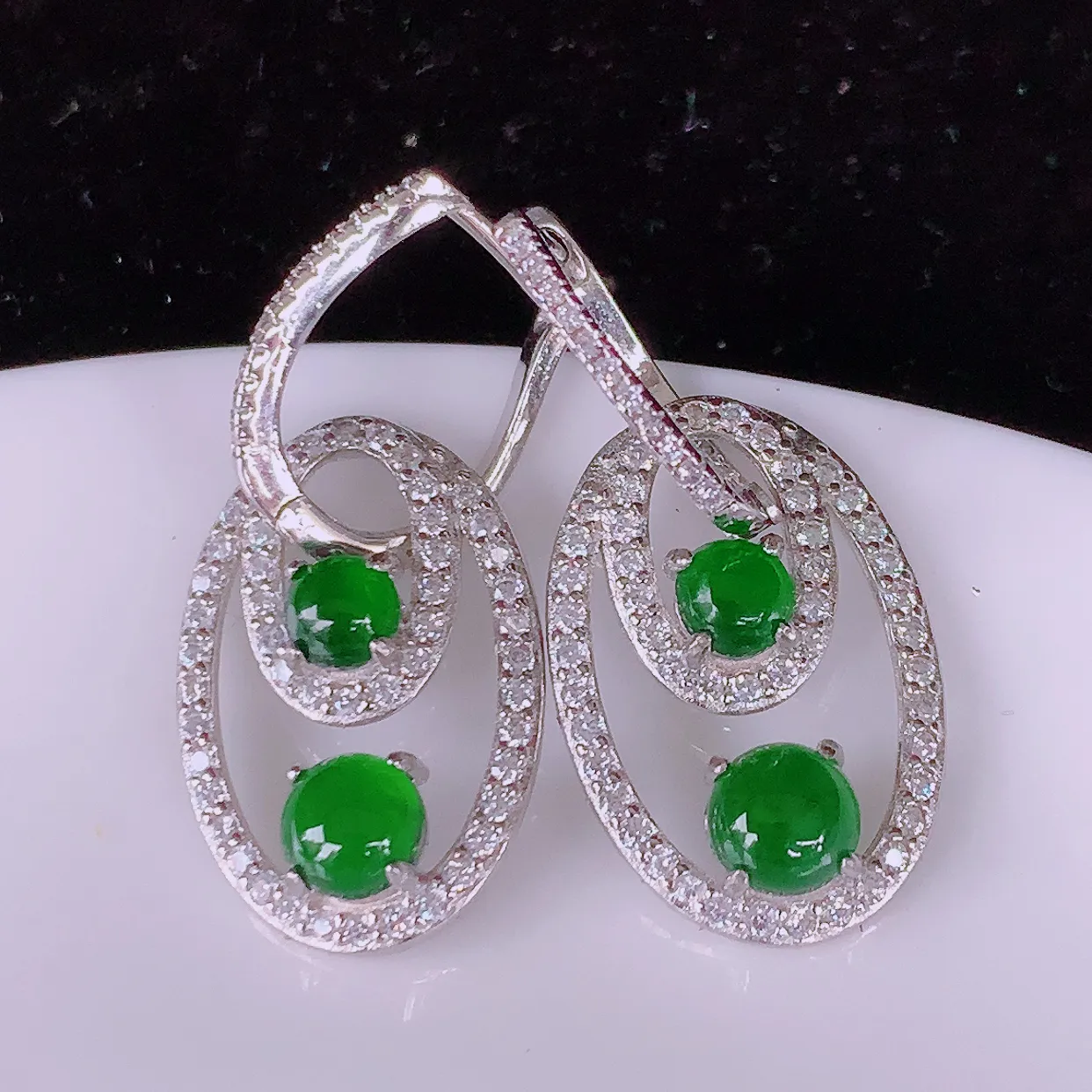 冰透满绿翡翠925银镶嵌耳坠，自然光实拍，翠色灵动，颜色漂亮，种老水足，品相佳，佩戴佳品！#98.2整体31*13.8*4.5裸石5*5